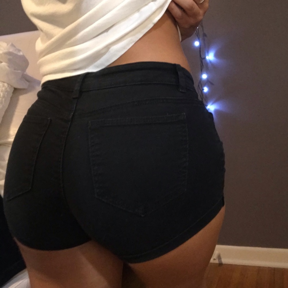 🦋BLACK MID RISE JEAN SHORTS🦋 - Picture 3 of 6